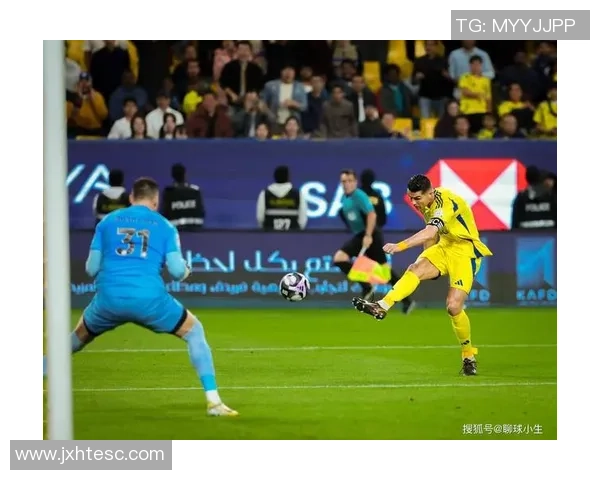 足球巨星辉煌瞬间横版微信背景图展现巅峰对决与荣耀时刻